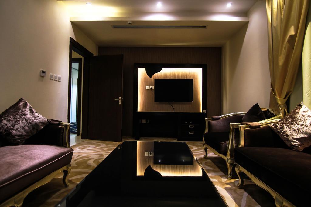 Rest Night Serviced Apartments- Alhamra 리야드 객실 사진 A living room in a house in India