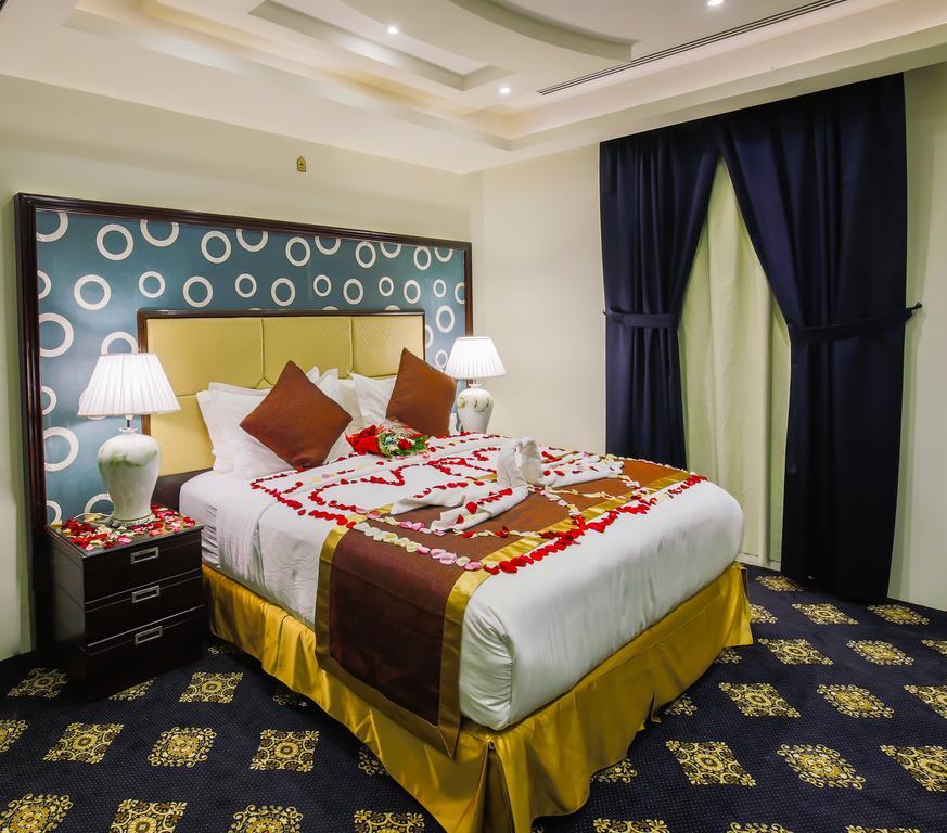 Rest Night Serviced Apartments- Alhamra 리야드 외부 사진 A bedroom in a hotel