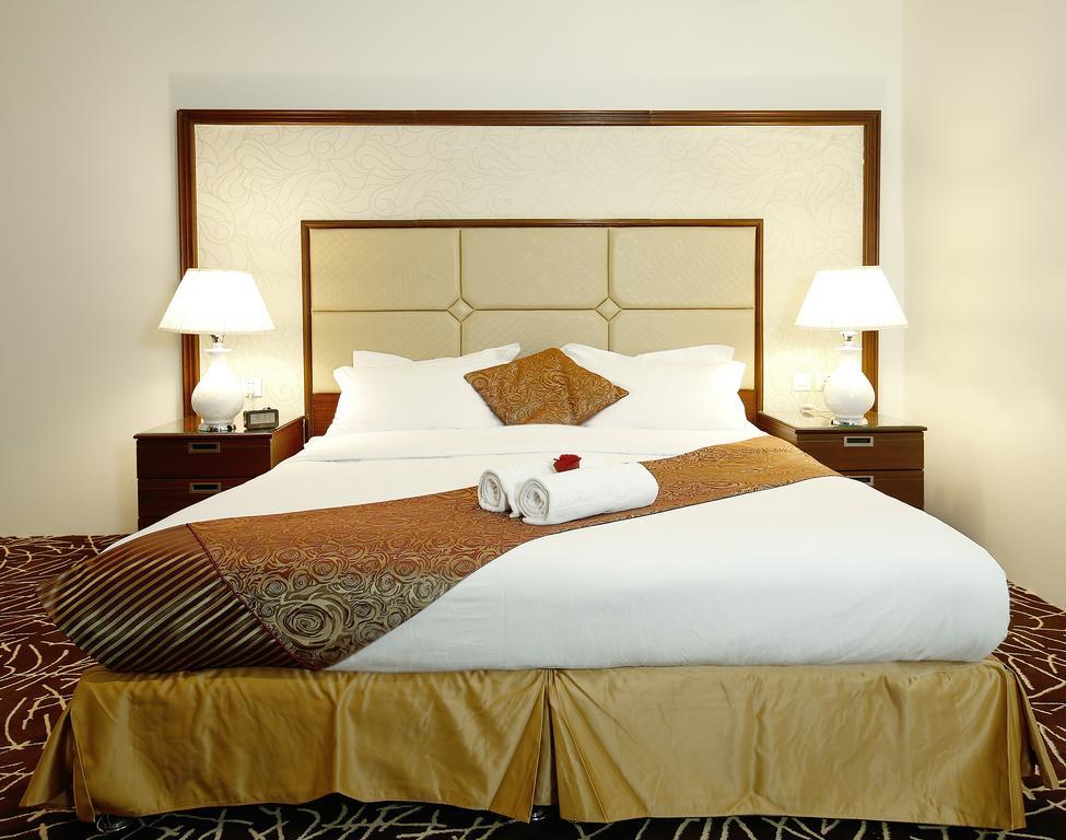 Rest Night Serviced Apartments- Alhamra 리야드 외부 사진 A bed