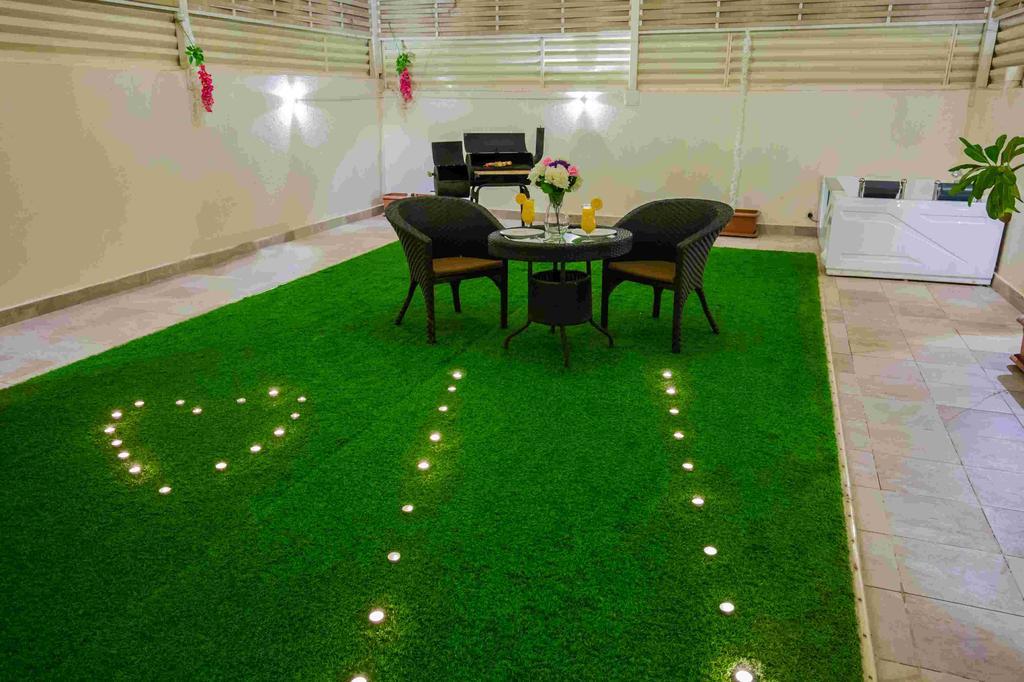 Rest Night Serviced Apartments- Alhamra 리야드 외부 사진 Artificial grass in a home