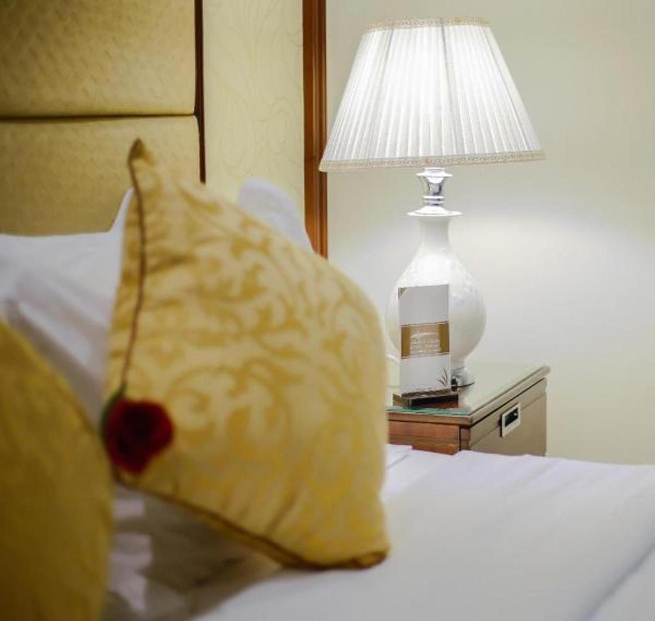 Rest Night Serviced Apartments- Alhamra 리야드 외부 사진 A lamp on a bedside table